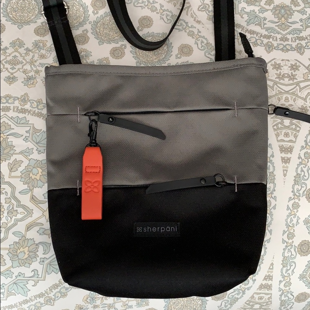 Sherpani Sadie Crossbody - Picture 1 of 5